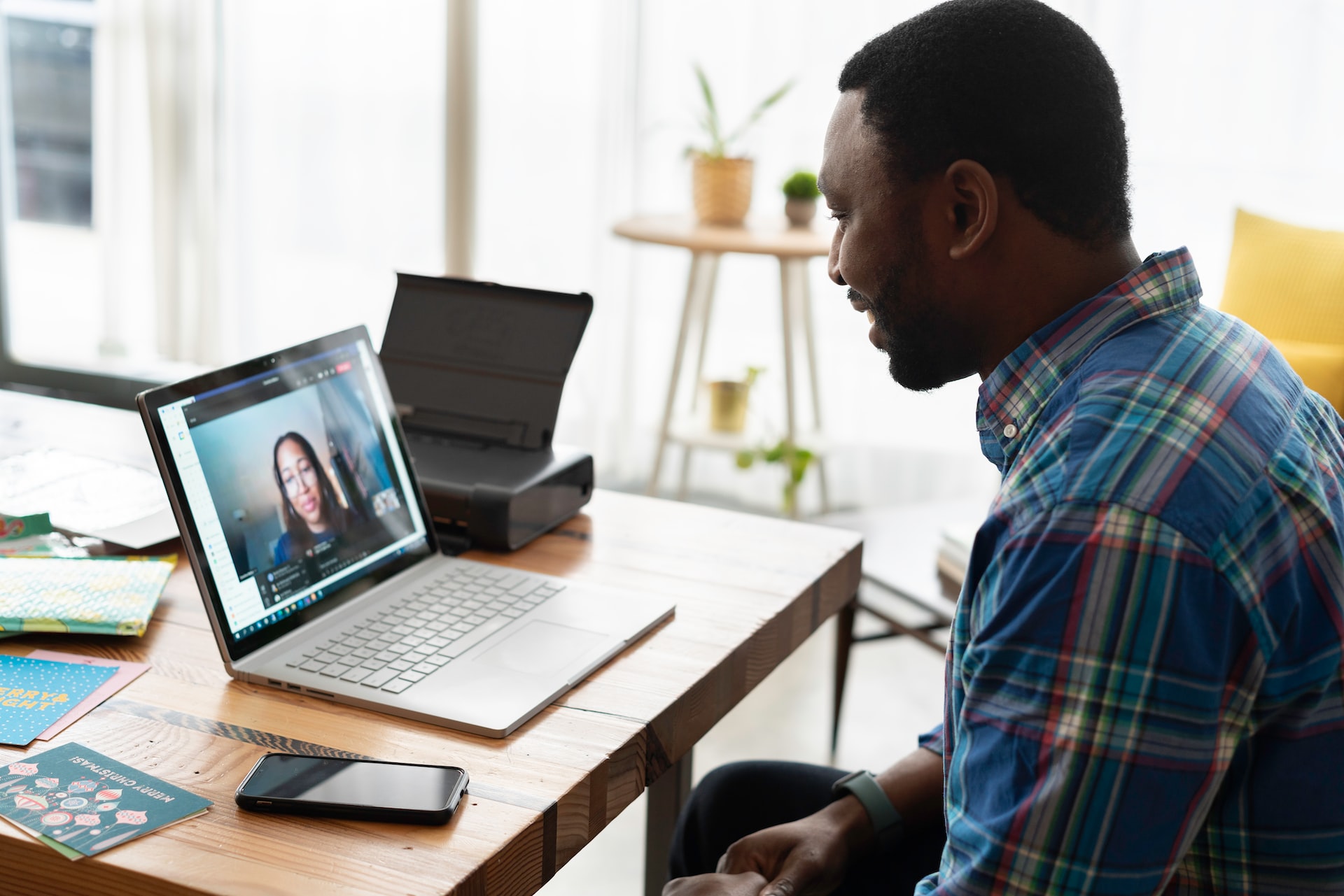 ServLogi hosting advisor talking to a client